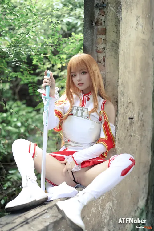 e-girl-ATFM-Tsubaki-cosplay-Yuuki-Asuna---Sword-Art-Online-naked.webp